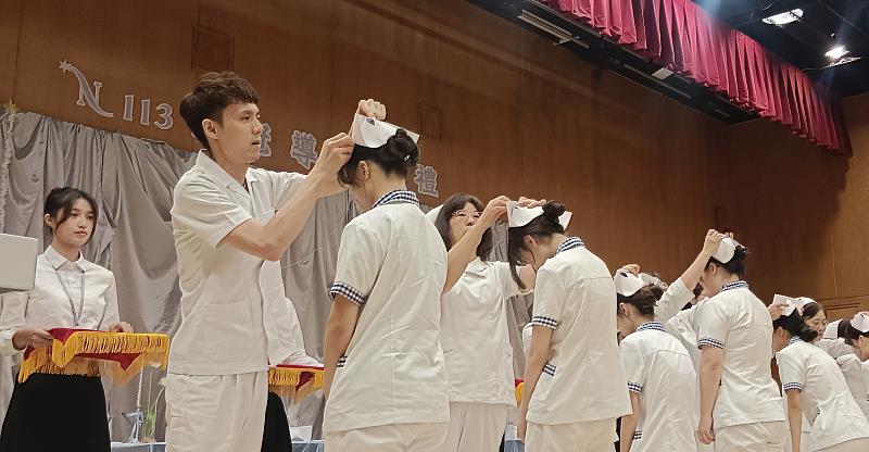 師長為學生戴上護理師帽，代表正式承接護理專業身分與責任。