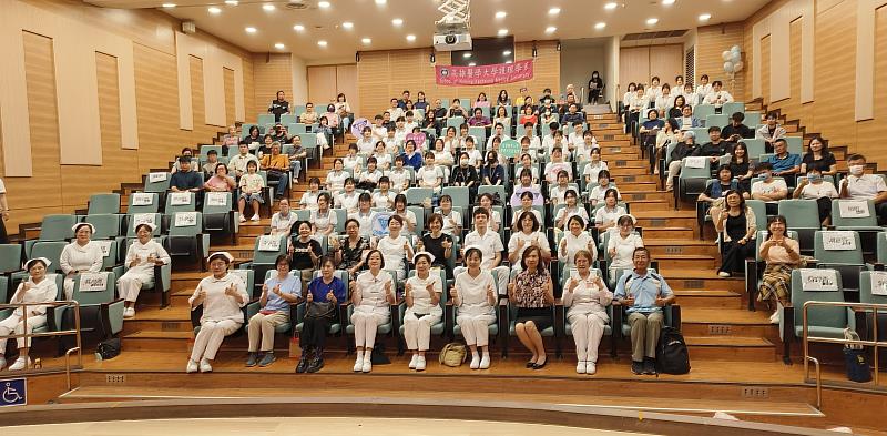 高雄醫學大學護理學系舉辦加冠導光典禮。