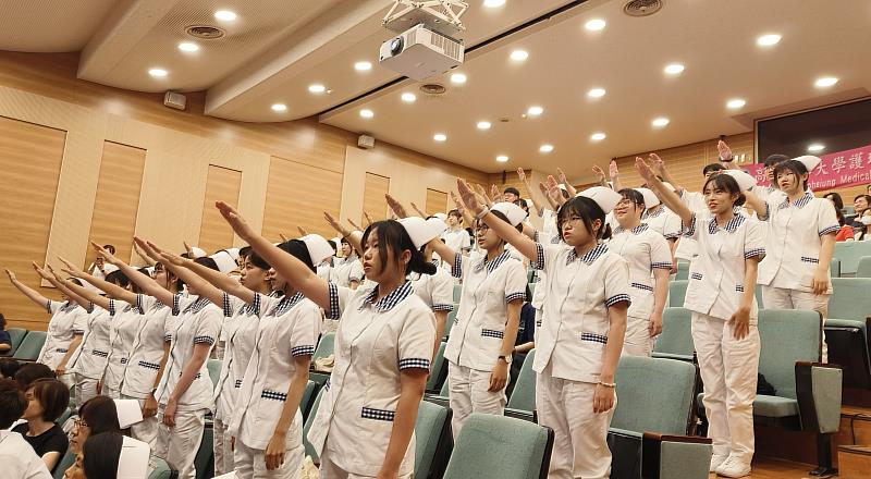 學生齊聲宣讀誓詞，承諾以專業知識與人文關懷守護病人。