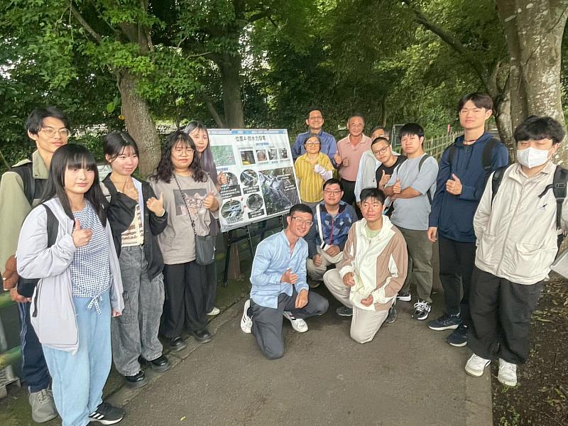 解說時與社區發展協會總幹事合影。