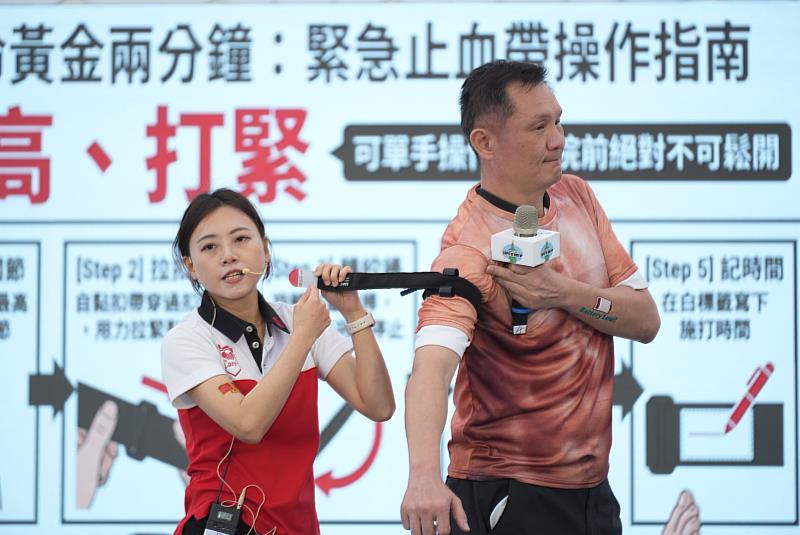 現場止血帶教學體驗，讓民眾在短時間內掌握「FIRST AID」的核心技能。