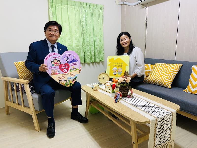 台大EMBA校友基金會董事長廖學茂(左)及張老師基金會楊國如老師(右)共同見證關懷站的心理諮商室啟用。