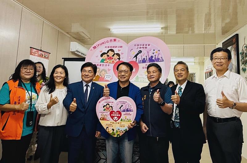 第23屆台大EMBA校友基金會董事長廖學茂(左3)出席7日在花蓮舉辦的光復災後關懷據點啟用典禮。