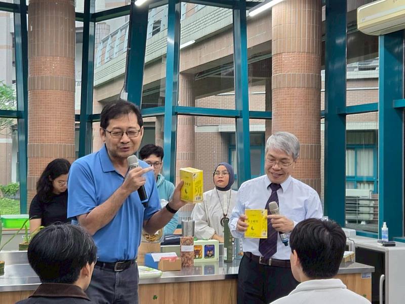 花師教育學院院長與環境暨海洋學院合作說明碳標籤農產品。