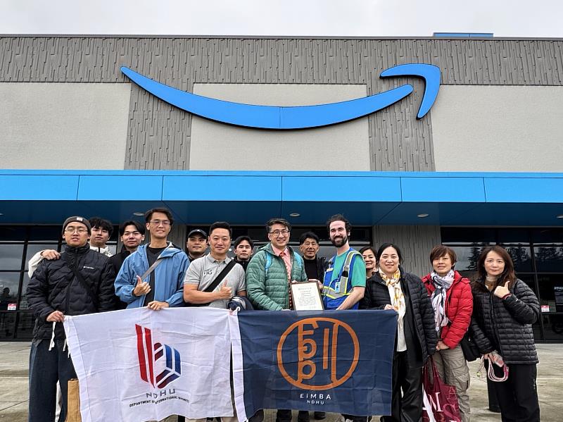 東華大學國企系師生偕管理學院EiMBA學員參訪Amazon PAE2物流中心。