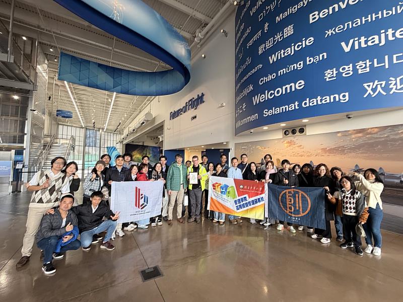 東華大學國企系師生偕管理學院EMBA及EiMBA學員參訪Boeing飛機組裝工廠。