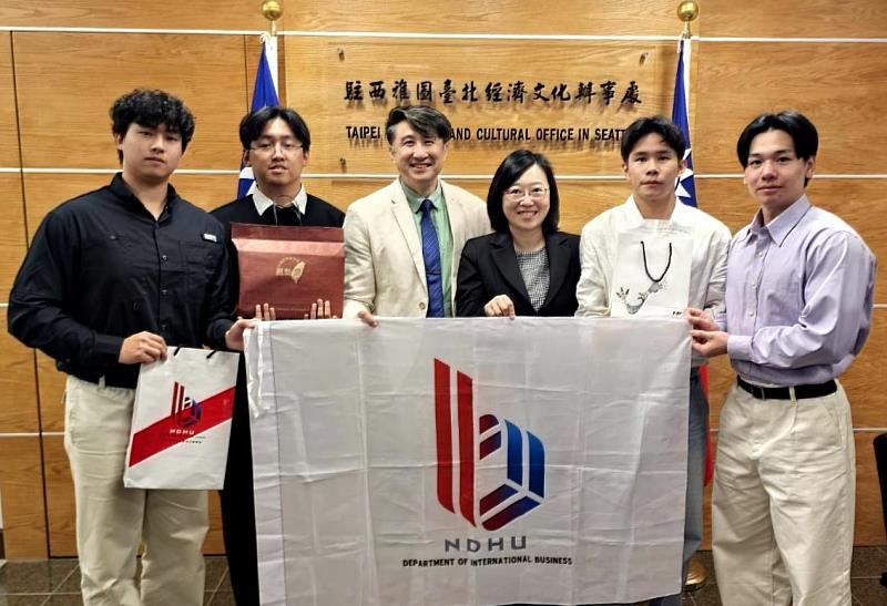 東華大學國企系師生拜訪駐西雅圖臺北經濟暨文化辦事處。左3為東華國企系欒錦榮教授,右3為辦事處林美呈處長。