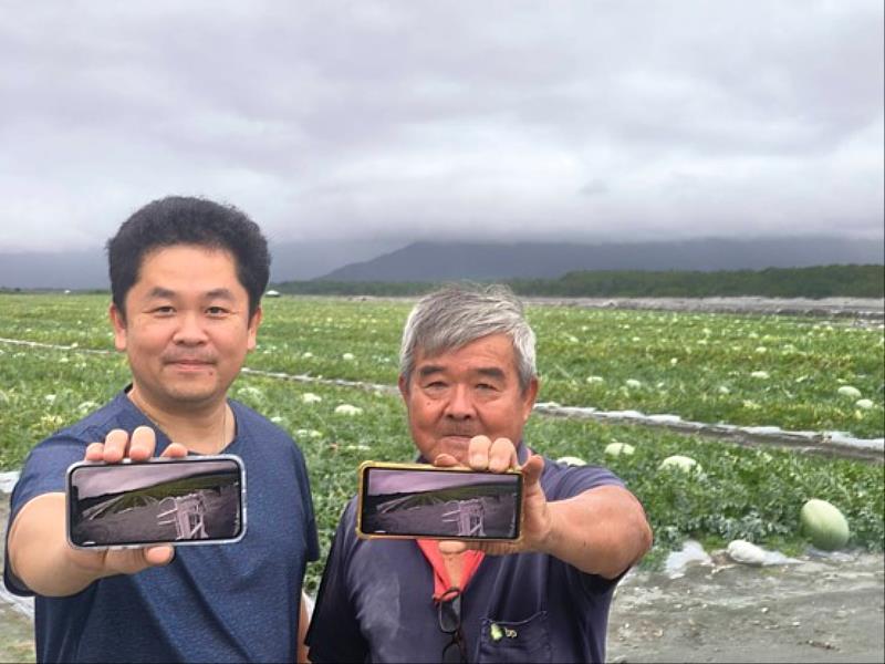 透過智慧型手機實踐瓜田遠端監控與預警。（東華大學能源科技中心提供）