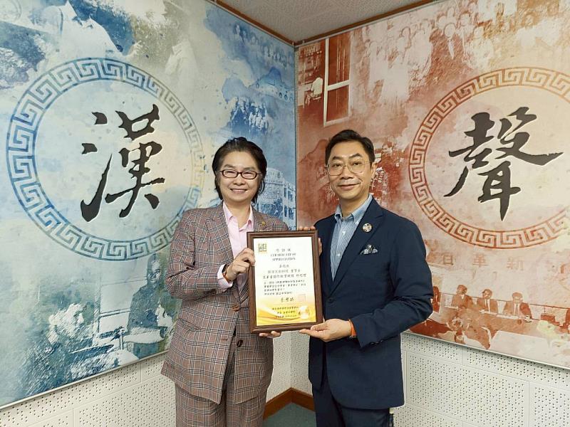 群景國際商務法律事務所所長蔡慧玲律師（左）頒贈廣播專訪感謝狀予諾浩文創董事長﹑艾美普訓練總經理，同時也是華人企業永續聯盟主席吳佰鴻（右）。