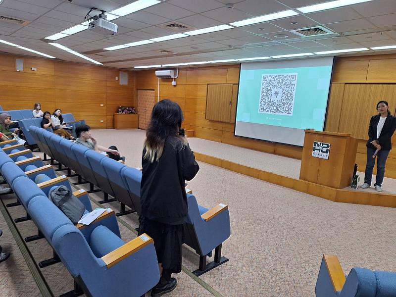 學生於講座中踴躍提問，與講師交流留臺就業法規及職涯發展相關議題。