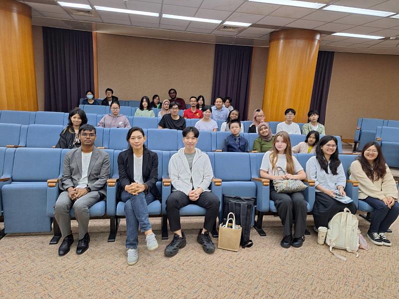 「留臺系列講座－留台工作法規講座 × Talent Taiwan」活動圓滿完成，參與學生與講師合影留念。