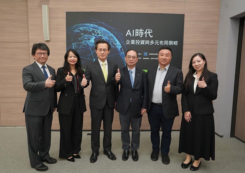 左起:勤業眾信高科技媒體及電信產業負責人簡宏偉、勤業眾信稅務部資深會計師李嘉雯、勤業眾信總裁柯志賢、經濟部投資促進司司長張銘斌、研華股份有限公司智能系統事業群資深經理李佰聰、工研院產科國際所亞太產業研究組副組長吳佩玲。