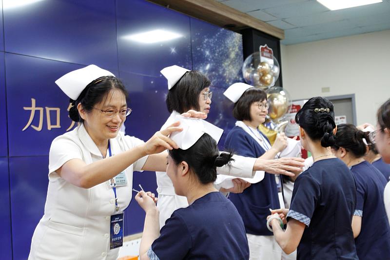 護理學院院長、學士後護理學系系主任以及導師為護生加冠。