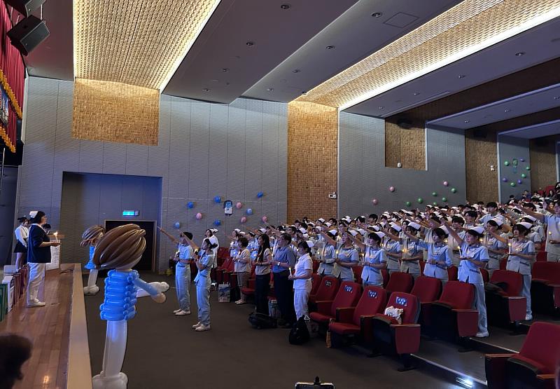 護理學系第11屆加冠典禮，大二受冠生代表帶領全體受冠生一起宣讀南丁格爾中及英文誓詞。