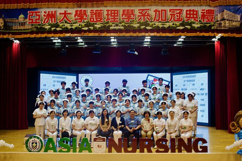 護理學系二年B班全體受冠生與所有教師、貴賓合影。