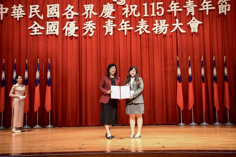 亞大護理學系大四吳欣妮同學參與115年全國優秀青年表揚大會，獲頒「全國級大專優秀青年獎」。