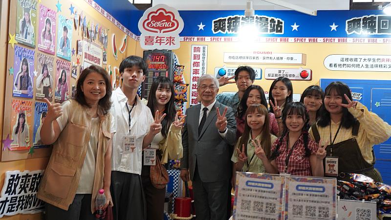 世新公廣畢展《Ctrl C, Ctrl Me》攜手喜年來等數十家品牌合作。（世新大學提供）