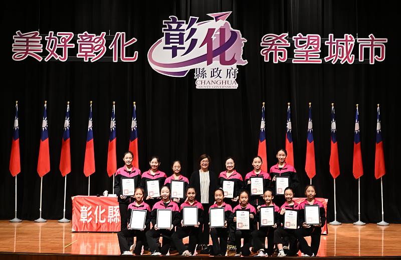 擴大頒獎表揚游月說青少年舞團。