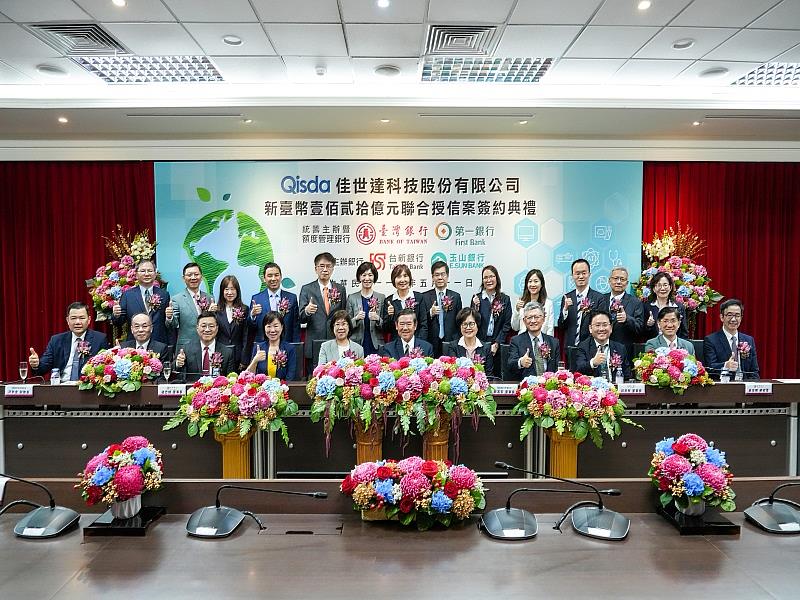 115.5.11佳世達科技（股）公司新臺幣120億元聯貸案簽約典禮，由佳世達科技（股）公司董事長陳其宏（前排左6）、臺灣銀行董事長凌忠嫄（前排左5）及第一商業銀行董事長邱月琴（前排右5）共同主持。