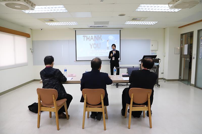 南華大學舉辦學生專題競賽，賽團隊學生進行簡報。