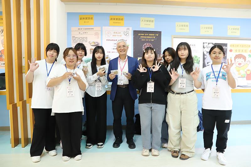 南華大學舉辦學生專題競賽，參賽團隊向高俊雄校長展示專題成果並合影。