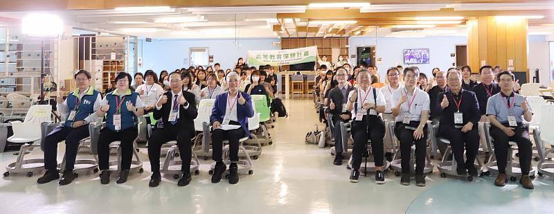 南華大學舉辦學生專題競賽，開幕式大合照。