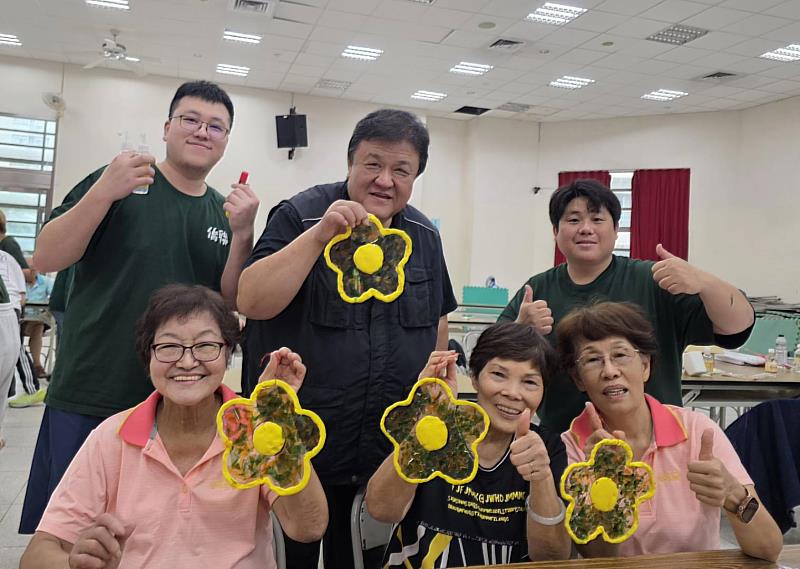 僑生聯誼會帶領長輩進行「心花朵朵開」製作，運用玻璃紙剪出花片形狀，願婆媽們在看到花時，能有個快樂開懷的母親節。