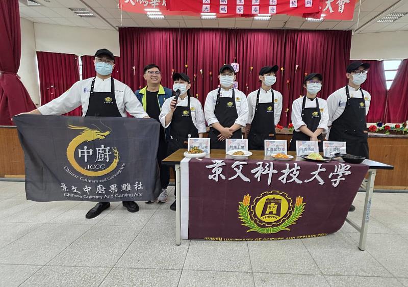 「秀秀大寶貝義廚團」於5月8日前往新店忠孝大鵬銀髮關懷據點，舉辦「我愛婆媽、青銀共學共餐感恩活動」。
