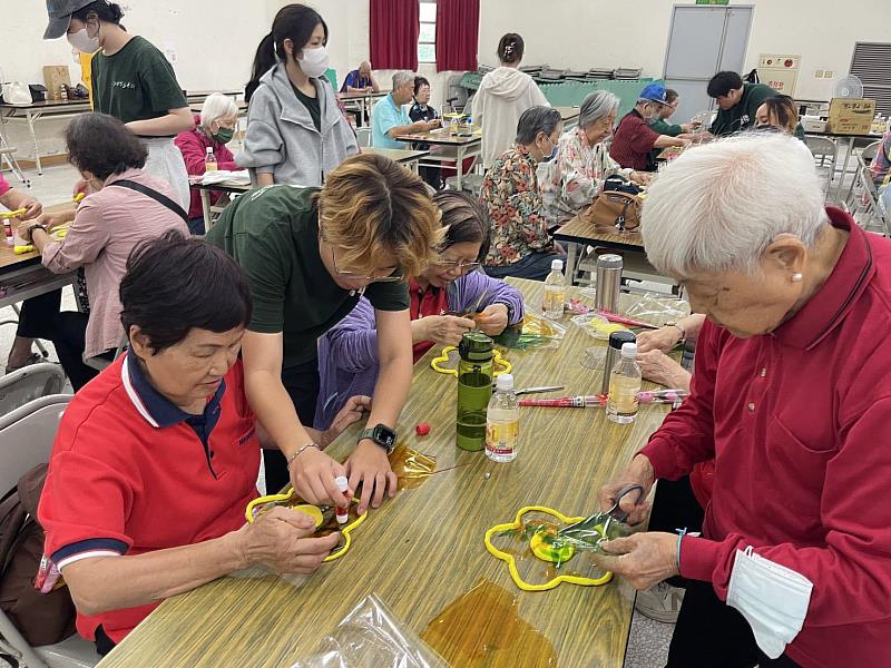 僑生聯誼會帶領長輩進行「心花朵朵開」製作，運用玻璃紙剪出花片形狀，願婆媽們在看到花時，能有個快樂開懷的母親節。