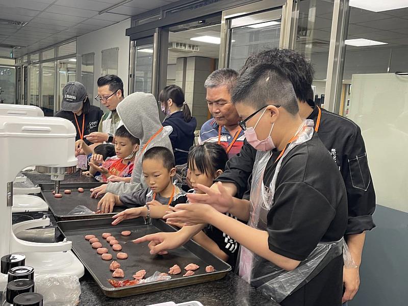 景文科技大學社團創意烘焙社舉辦「秀秀小寶貝－賈桃樂（呷頭路）烘飲探索」活動。