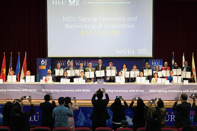 暨大與全球80所大學簽訂雙邊MOU，於簽署儀式合影。