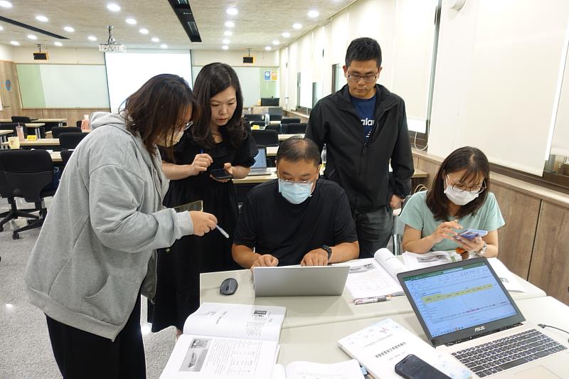 產投課程分組討論學習碳管理相關知識。