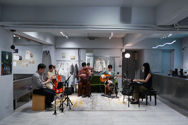 Cicada與台灣設計師品牌「甫月fuyue.」、獨立音樂雜誌「midside magazine (M/S)」三方聯名合作;在5月7日下午,將日常練團搬進「甫月fuyue.」台北概念店「logo_f」,邀請大眾近距離凝視音樂打磨的真實過程。(圖/M/S Magazine提供)