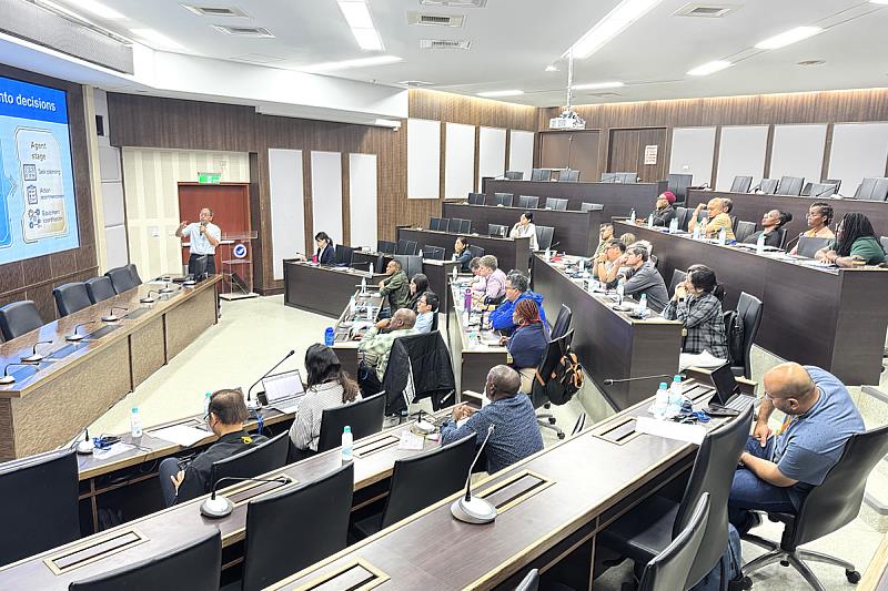 資工系鄭錫齊教授兼圖資長分享精準養殖技術結合數位轉型策略於智慧漁場管理之實務成果。