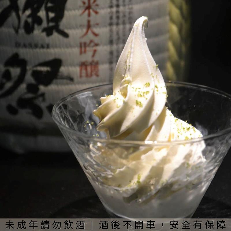 圈粉無數的「獺祭冰淇淋」，將傳奇品牌的酒粕揉入乳香，是清酒小白也能輕鬆入手的優雅甜點。