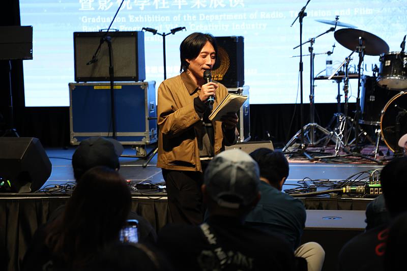 世新知名校友、FAAS吉他手Nicky李秉諺擔任「專輯展」講評人。（世新大學提供）