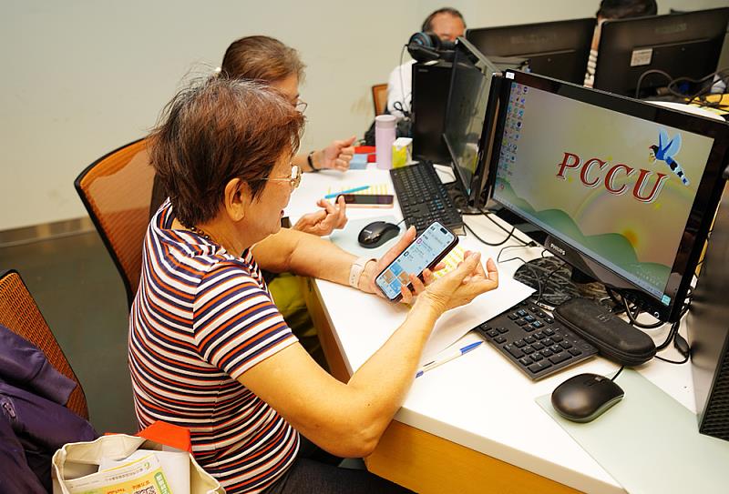 文化大學結合數位科技與智慧生活應用課程，協助長者提升科技素養，輕鬆接軌數位新生活。