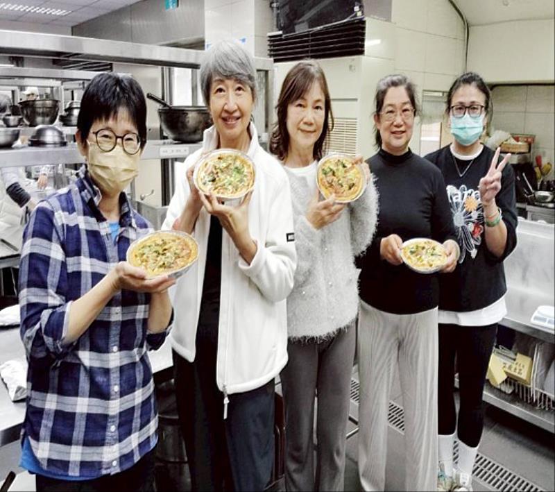 樂齡學員在課堂中參與健康烘焙課，透過學習培養興趣、拓展人際關係，展現活力風采。