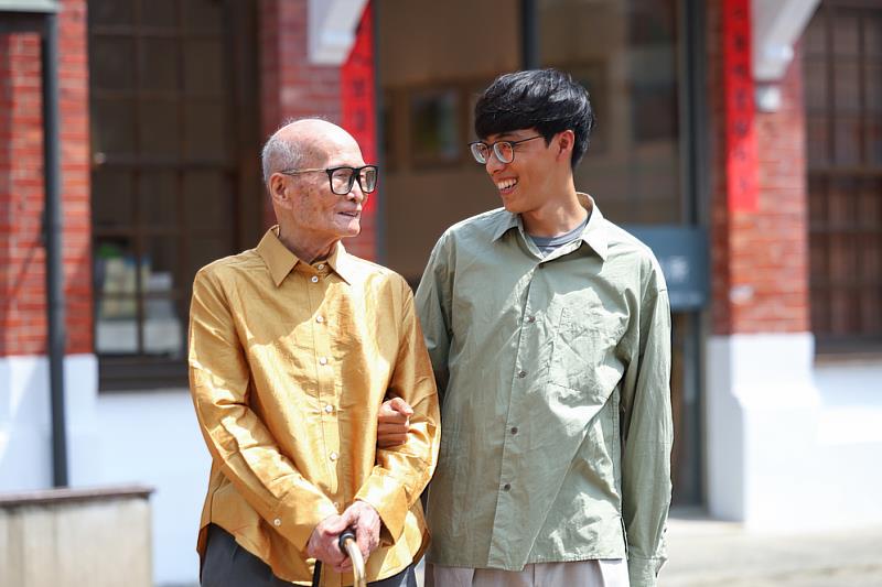 廖淵阿公與孫子一起拍照，留下美好回憶。