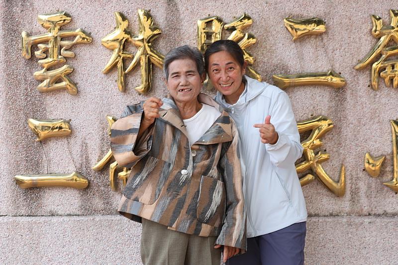 許欵阿嬤與女兒一起，開心參加活動。
