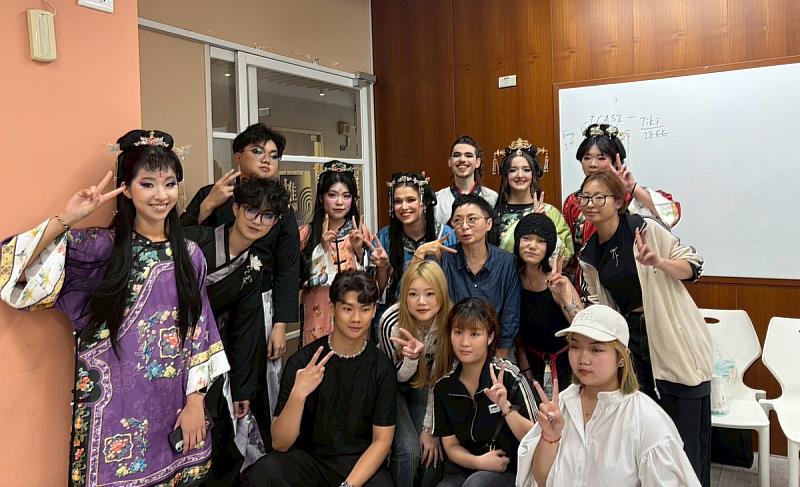 本次妝髮造型由弘光科技大學美髮造型設計系馬惠君老師指導。