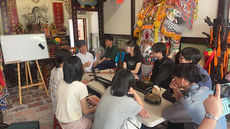 雲科大國樂社學生受汾雅齋南管樂團蘇仁義老師指導南管演奏。