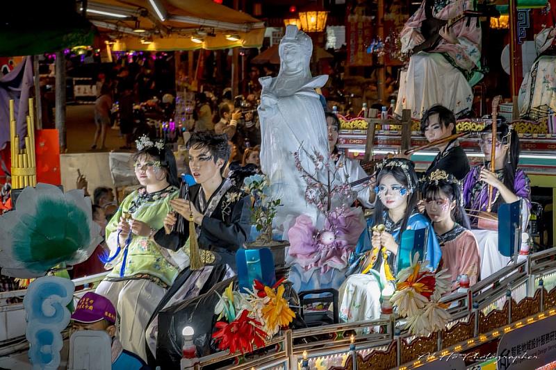 媽祖神像與雲科大仙女們。（照片來源：北港朝天宮）
