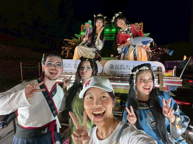 本次邀請本校國際交換生體驗地方民俗文化－藝閣遶境。