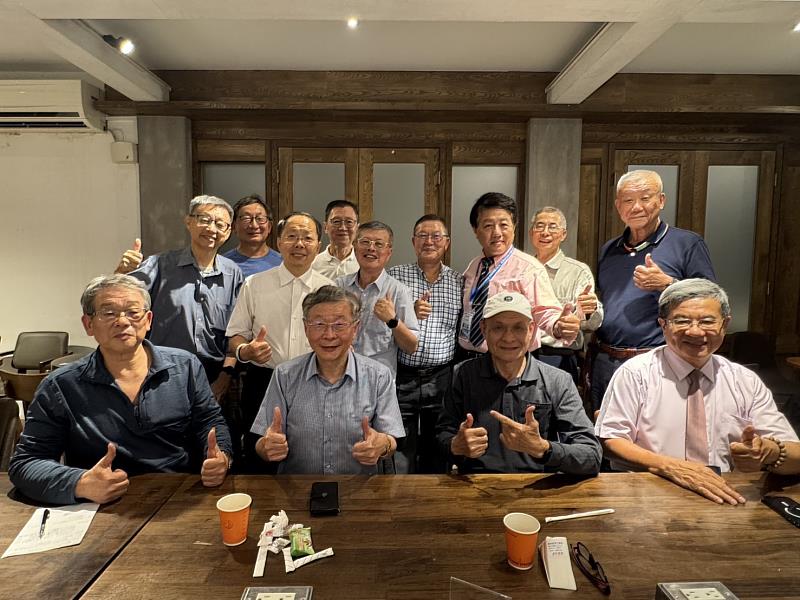 聖約翰科大校務顧問、高科大首任校長楊慶煜（前排右1）是新埔工專63級機械科校友，日前與10餘位同班同學舉辦同學會。