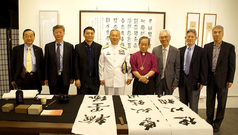 許銘熙校長（右3）曾任聖約翰科大董事，與貴賓一起參觀「學而時習‧陳俊光書法篆刻展」。