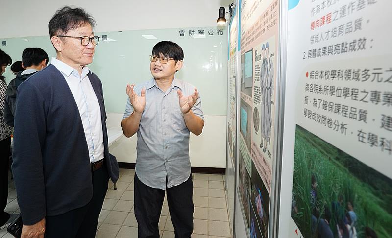 文化大學高教深耕成果展於大恩館川堂展出至5月16日，現場展示AI數位教學、資訊科技應用與人文素養培育等多元成果。