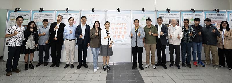 出席貴賓於文化大學「112-114年高等教育深耕計畫」成果展現場合影留念，共同見證AI數位教學與跨域學習成果。
