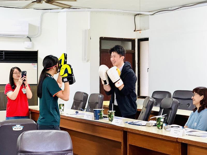 安南醫院社區醫療部蔡忠紘部長現場演示預防及延緩失能照顧方式。