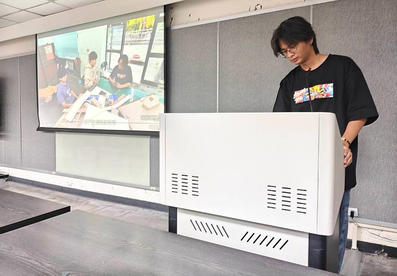 同學報告環保材質戰鬥陀螺。